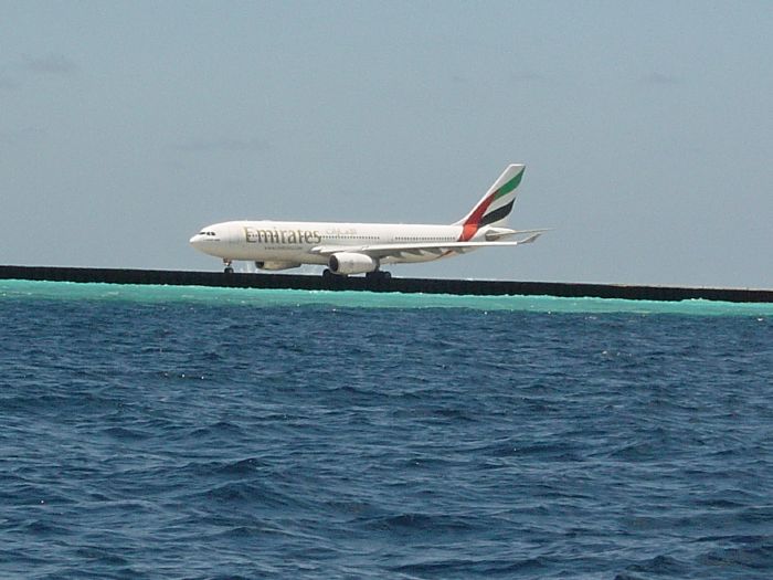 Die Flugzeuge landen nahe beim Wasser